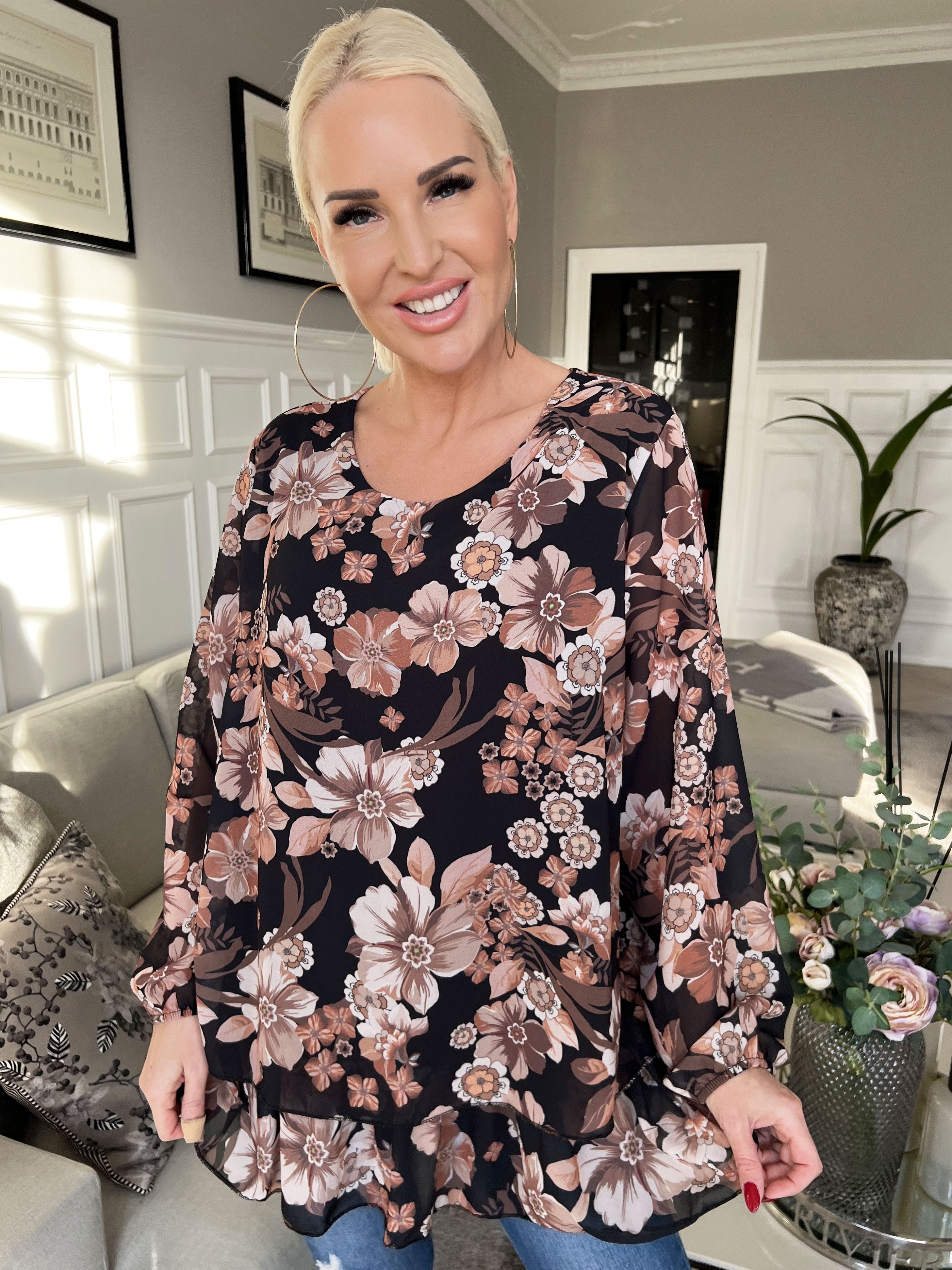 Wicky - Söt tunika i chiffong med blommiga motiv - Black